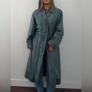 Women's Classic Calvin Klein trench coat 

sz M/L 

Model is 5’3 

Inner lining